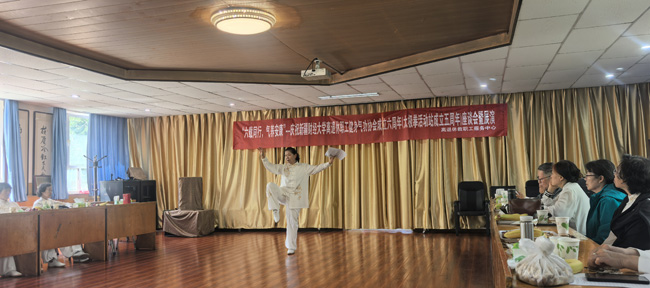 协会会长徐海燕作协会工作总结并交流.jpg