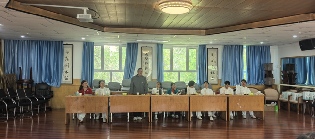 老会长马绍业老师交流.jpg
