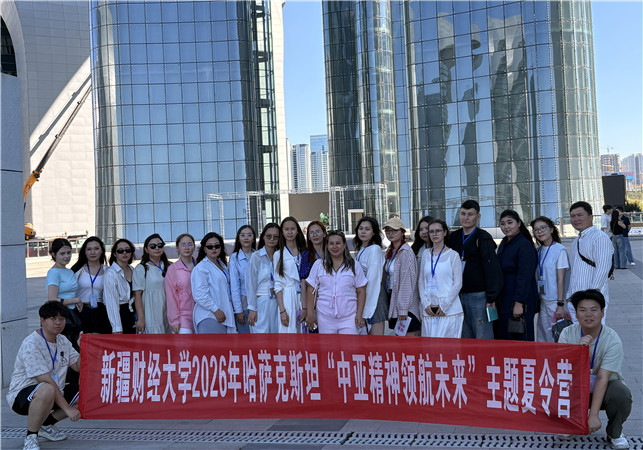 营员前往六馆一心研学.jpg